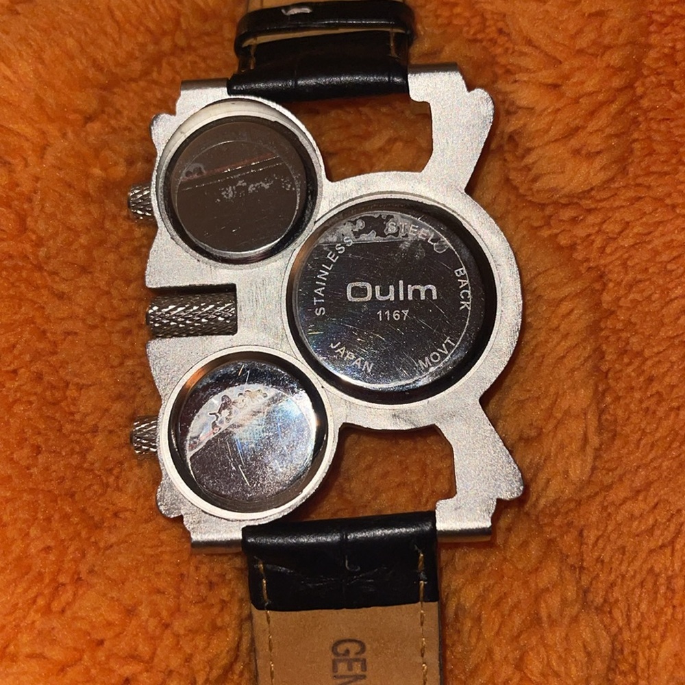 Men’s Watch Oulm 1167 Triple Time Analog Quartz Silver Tone Black Leather Strap - Picture 3 of 6